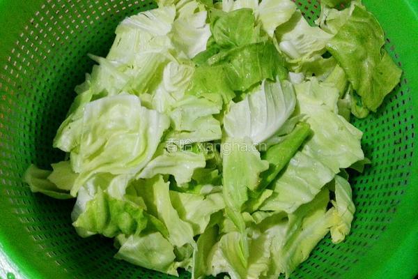 手撕卷心菜炒五花肉的做法图解2