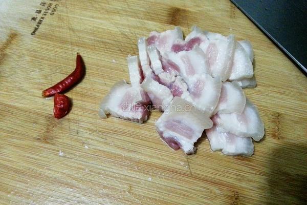 手撕卷心菜炒五花肉的做法图解3