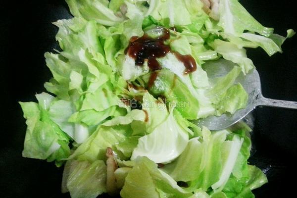 手撕卷心菜炒五花肉的做法图解6