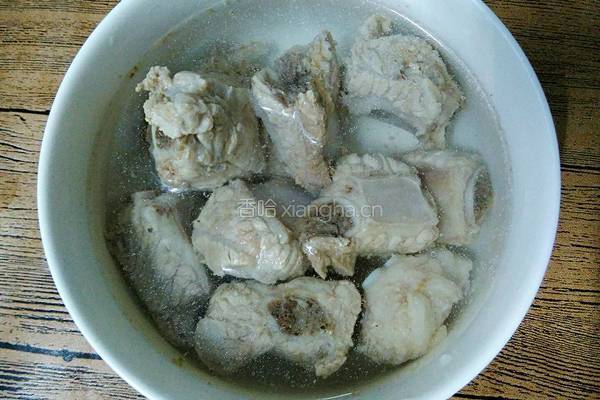 白萝卜薏仁排骨汤的做法图解4