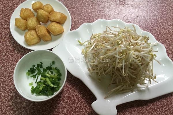 绿豆芽炒炸豆腐的做法图解2