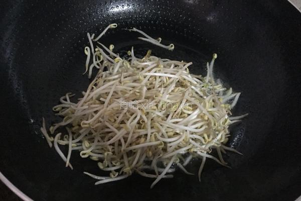 绿豆芽炒炸豆腐的做法图解3