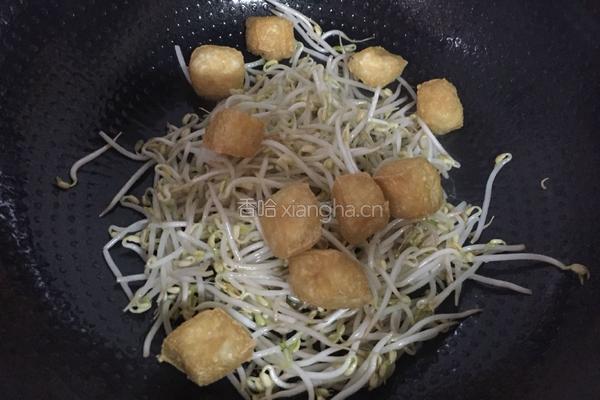 绿豆芽炒炸豆腐的做法图解4