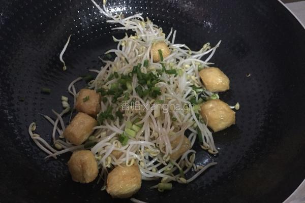 绿豆芽炒炸豆腐的做法图解5