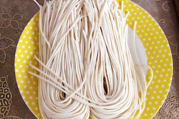 圣女果炒鸡蛋拌面的做法图解10