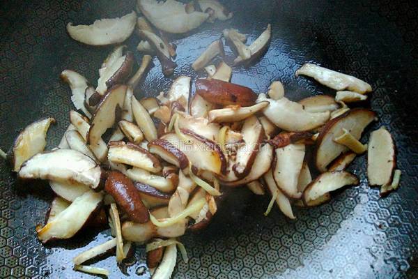彩椒烩鲜菌的做法图解5