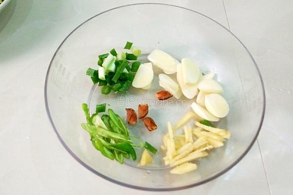 绿豆芽炒茄条的做法图解4