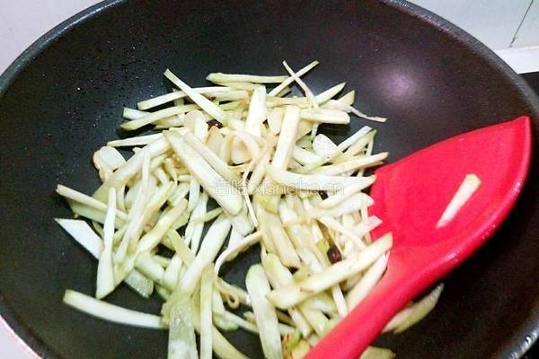 绿豆芽炒茄条的做法图解7