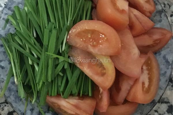 西红柿炒韭菜的做法图解2