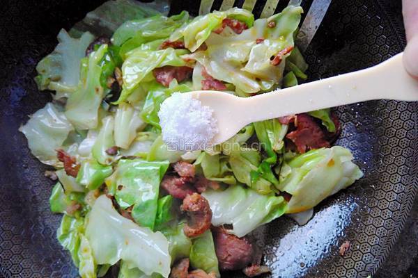 卷心菜炒腊肠的做法图解11