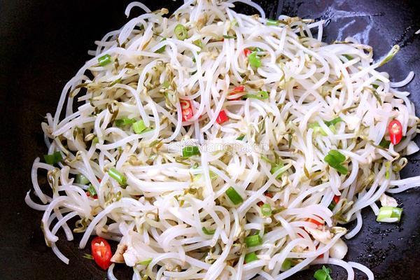 爆炒酸辣绿豆芽的做法图解5
