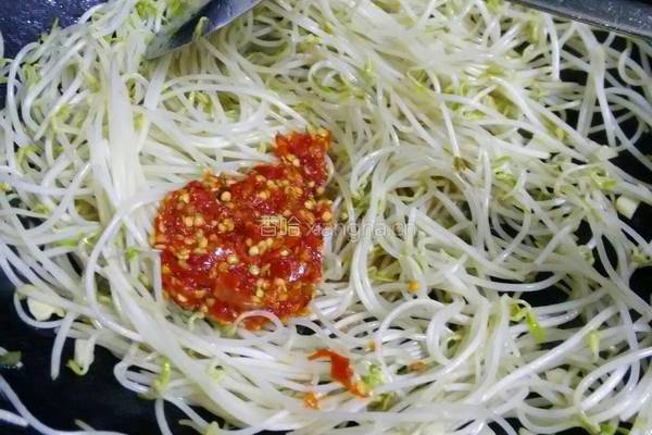 剁辣椒炒绿豆芽的做法图解6