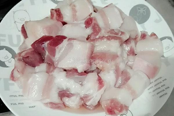 五花肉焖鹌鹑蛋的做法图解1