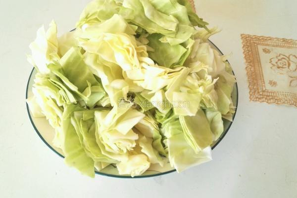 五花肉炒卷心菜的做法图解1