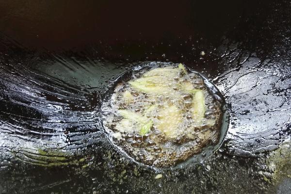 五花肉炒卷心菜的做法图解7