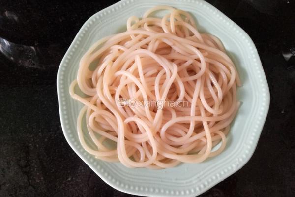 绿豆芽虾米腐竹拌米粉的做法图解2