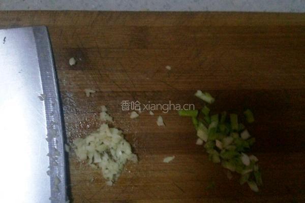 蒜香菠菜梗的做法图解2