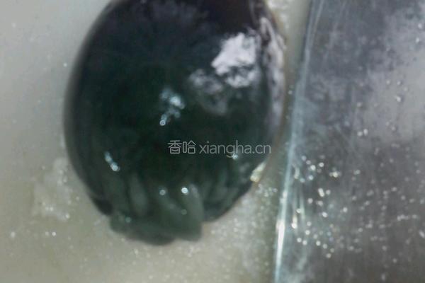 皮蛋凉拌豆腐的做法图解3