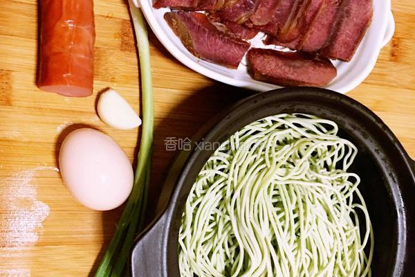 牛肉烤肠蔬菜面的做法图解1