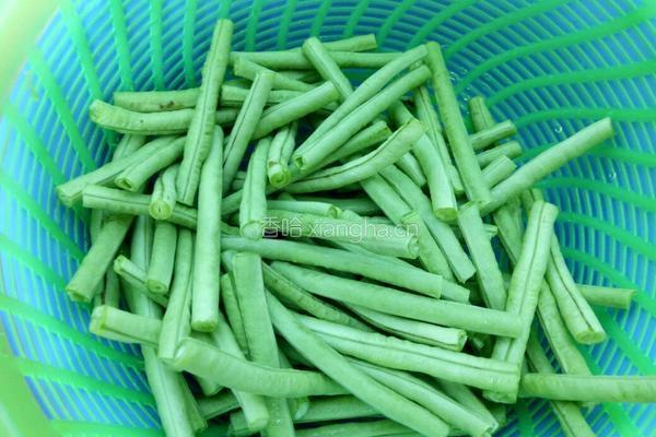 鱼饼炒豆角的做法图解2
