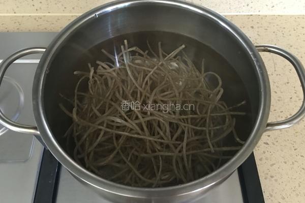 卷心菜粉条炒鸡蛋的做法图解1