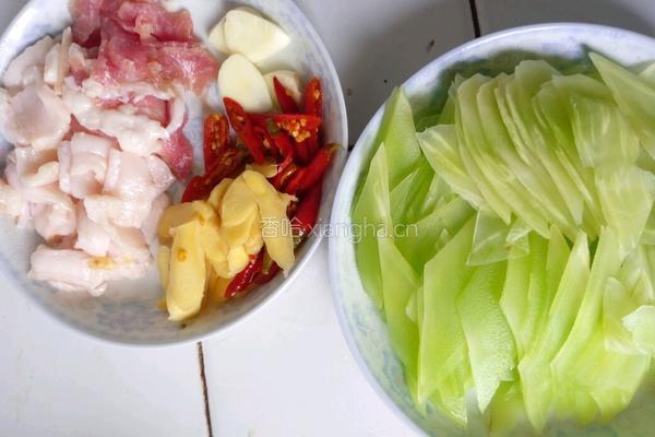 泡椒莴笋炒肉片的做法图解2