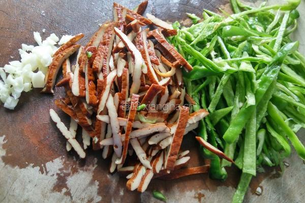 辣椒豆干炒肉的做法图解2