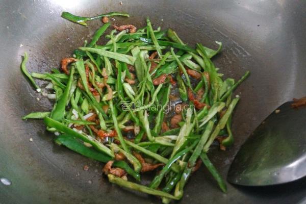 辣椒豆干炒肉的做法图解4