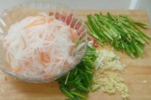 猪油炒萝卜丝的做法图解1