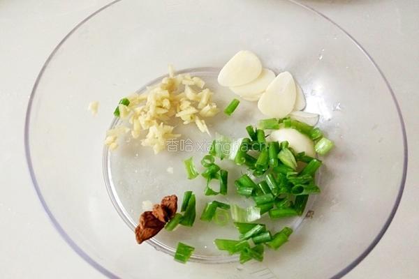 卷心菜炒香菇的做法图解4