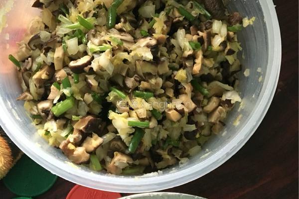 原生态包子加煎饺配番茄的做法图解2