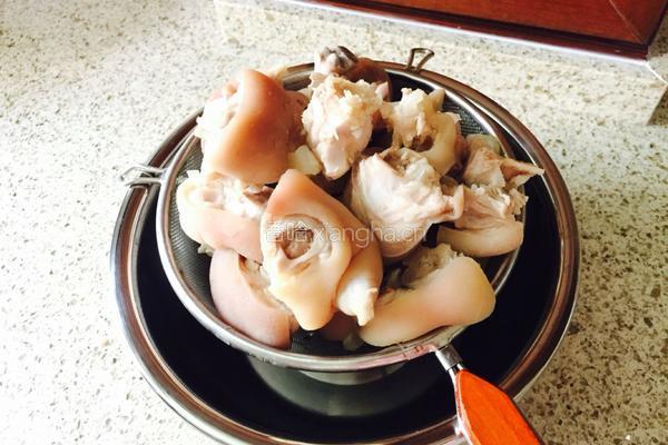 酥烂黄豆炖猪蹄的做法图解3