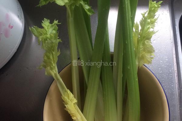 鸡蛋西芹小炒的做法图解1