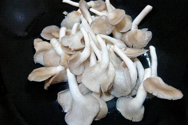 彩椒炒平菇的做法图解3
