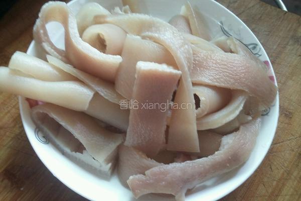 猪皮炒芹菜的做法图解2
