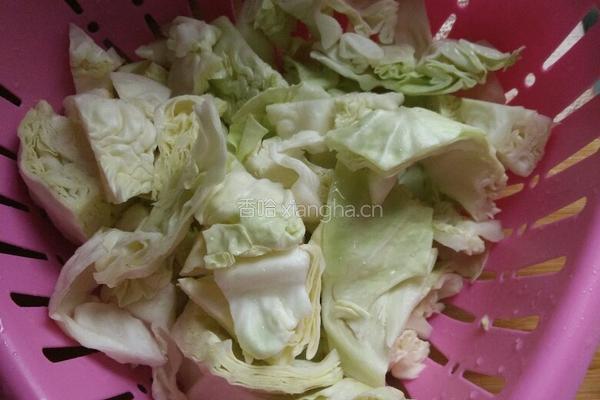 油冒卷心菜的做法图解1