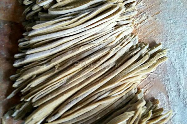 荞麦手擀面的做法图解2