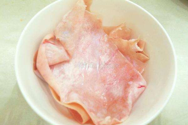 黄瓜拌猪皮的做法图解1