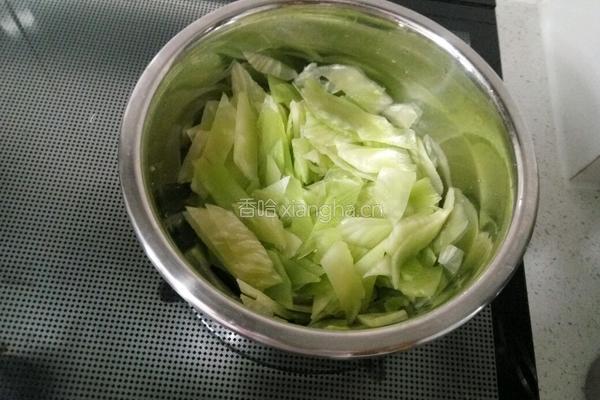 清炒蒜味莴笋的做法图解1