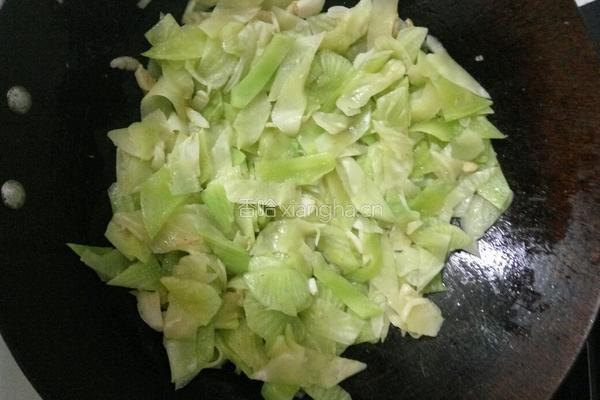 清炒蒜味莴笋的做法图解2