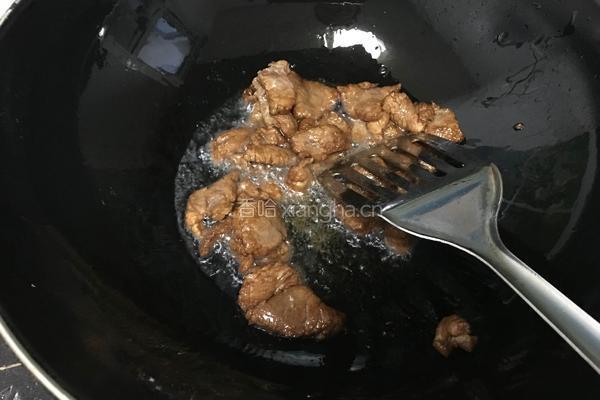 青椒面筋炒肉片的做法图解3
