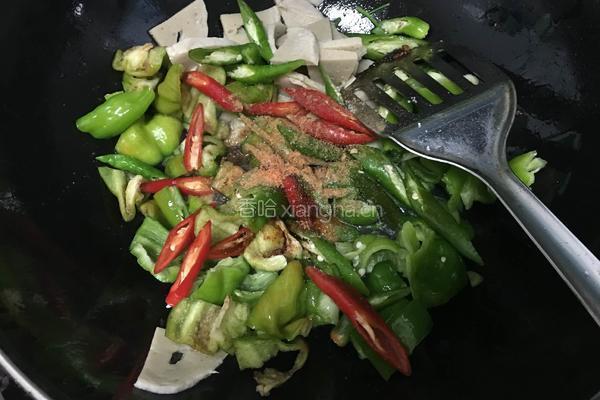 青椒面筋炒肉片的做法图解4