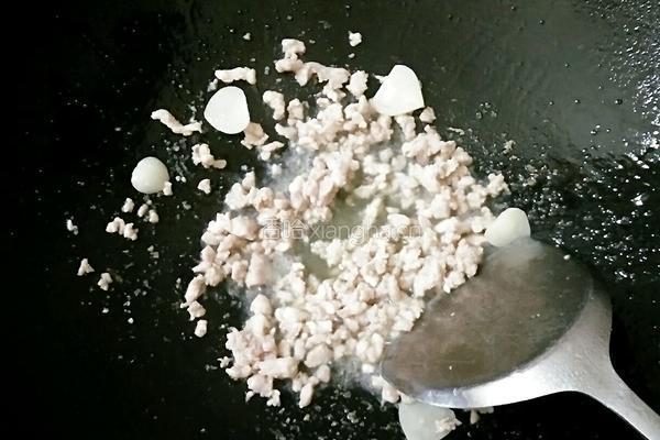 卷心菜炒虾仁的做法图解5