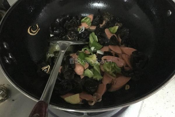 鸡蛋火腿炒木耳的做法图解4