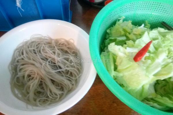 卷心菜粉丝汤的做法图解2