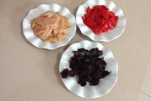 彩椒木耳炒鸡肉的做法图解1