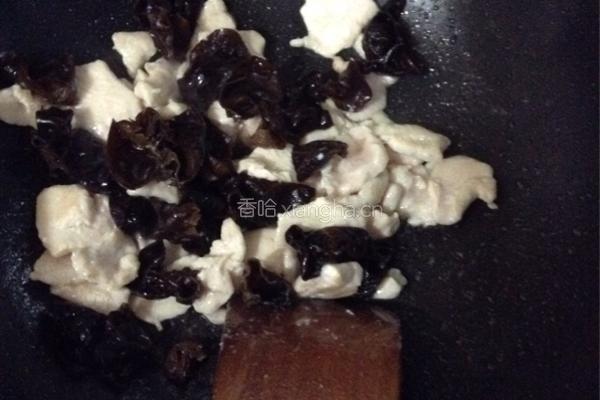 彩椒木耳炒鸡肉的做法图解4