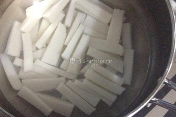 卷心菜炒年糕的做法图解2