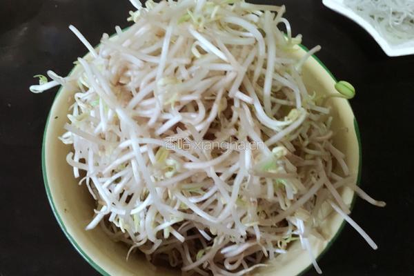 凉拌豆芽菜的做法图解1