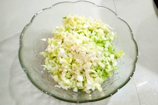  卷心菜大包子的做法图解1